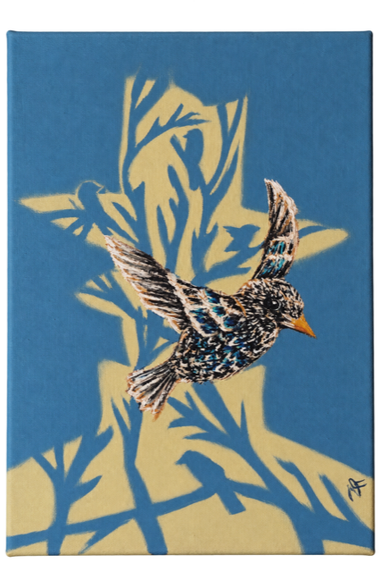 Pintura vertical de um pássaro em voo sobre fundo azul e sombras douradas